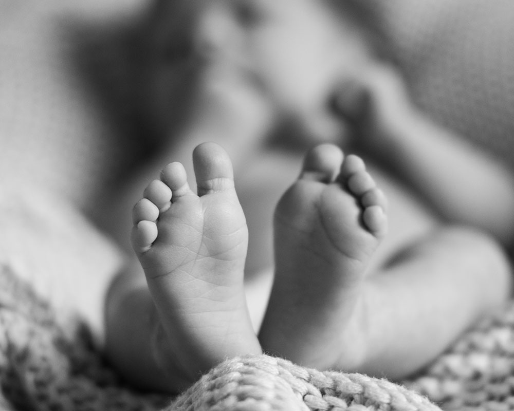 süße newborn füsschen von unten