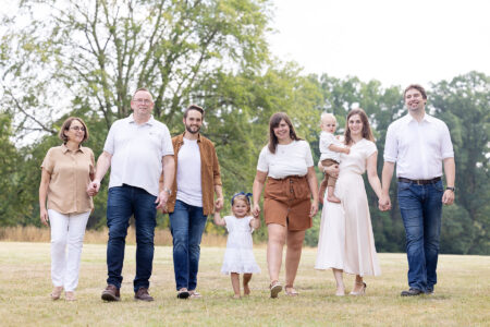 gehendes Familienportrait mit drei generationen im jenischpark in hamburg