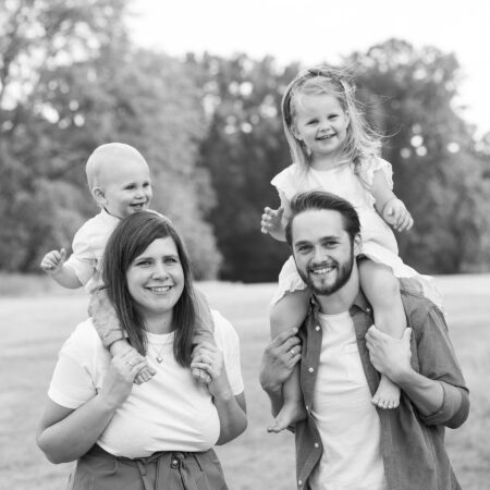Familienportrait mit zwei kleinen Kindern im Jenischpark in hamburg, alle lachen in die kamera