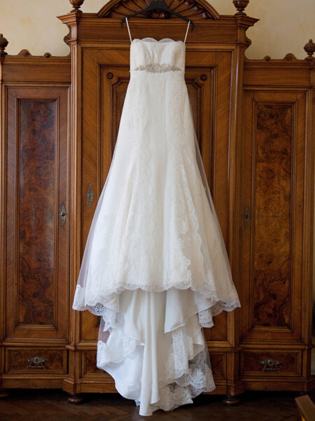 brautkleid hängt an altem, schönen schrank