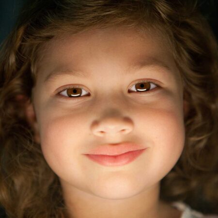 kleines hübsches mädchen mit besonderem licht in den augen