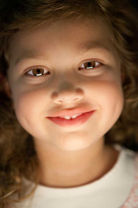 kleines mädchen mit besonderem licht in den augen