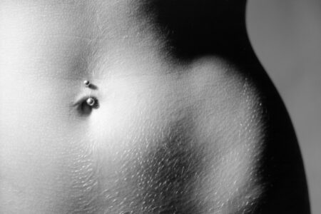 detailfoto des bauches mit bauchnabel, ein aktfoto
