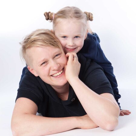 mama mit tochter liegend im portrait