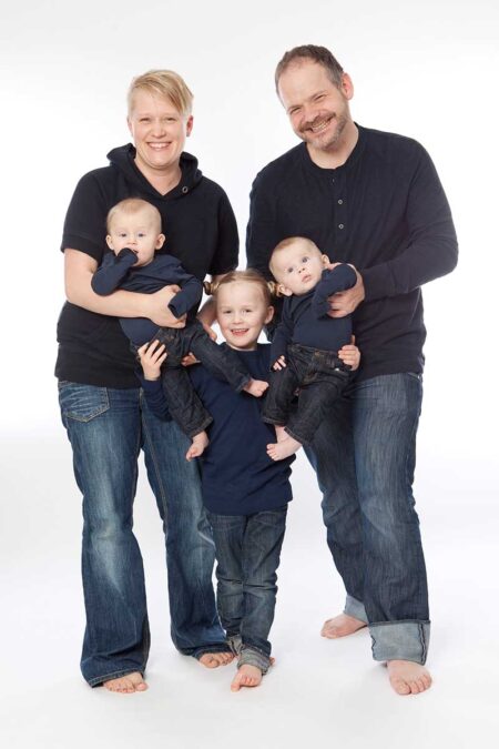familienportrait im studio, klassisch vor weiß