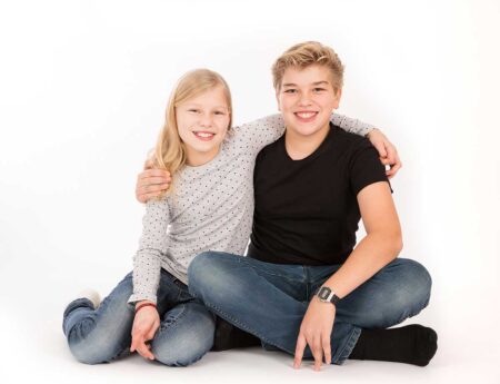 schlichtes geschwisterportait im. studio