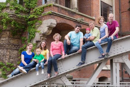 buntes familienportrait in der speicherstadt in hamburg