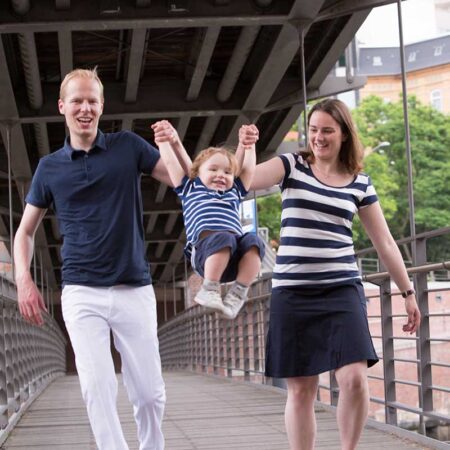 bewegtes familienportrait in der speicherstadt in hamburg