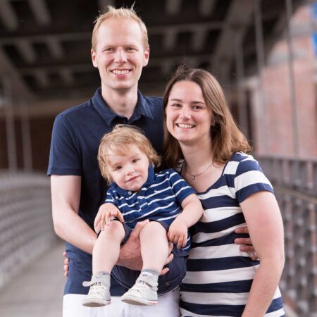 klasssiches und maritimes familienportrait in der speicherstadt in hamburg