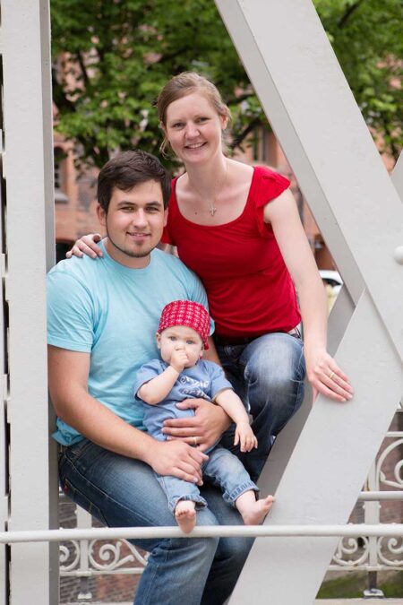familienportrait auf brückengeländer in der speicherstadt in hamburg