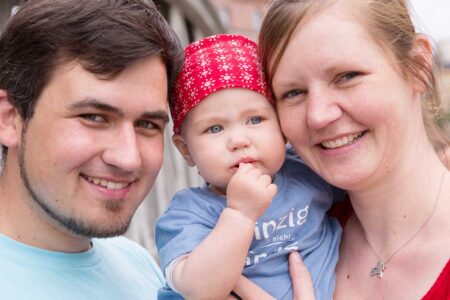 nahes familienportrait in der speicherstadt in hamburg
