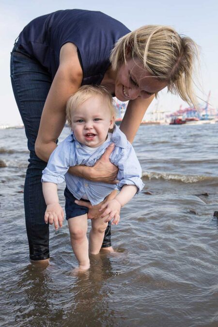 mama mit baby in der elbe, lachend