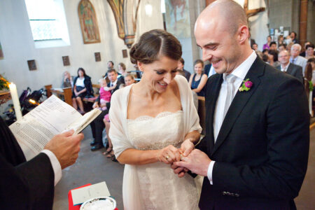 braut steckt ring an den finger
