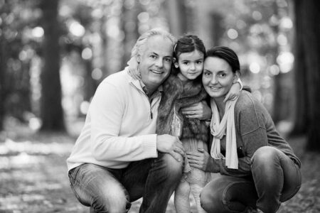 stimmiges familienbild im wald, schönes licht