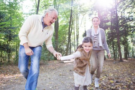 rennende eltern mit kind im wald in aktion
