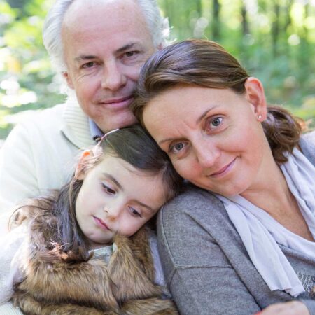 kuschelfoto eltern mit kind im wald