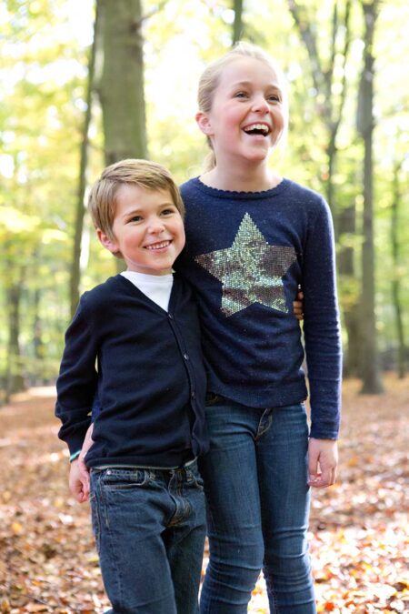 junge und mädvhen im wald, lachend