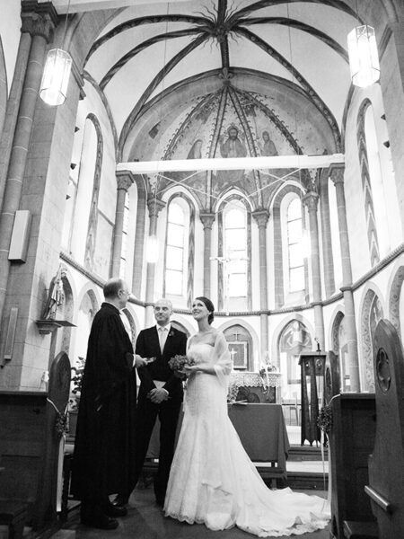 brautpaar in der kirche, volle kuppel zu sehen
