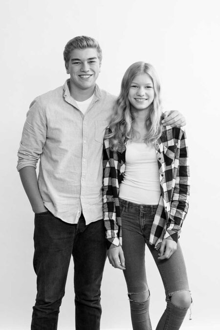 teenager stehen lässig im studio und lächeln in die kamere