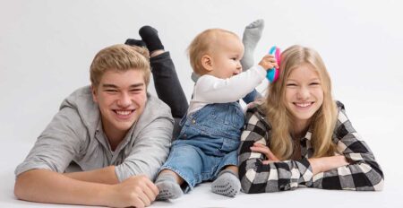 geschwisterportrait mit tennagern und baby