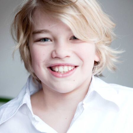 nahes portrait eines hübschen blonden jungen