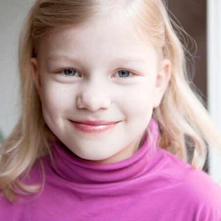 nahes portrait eines hübschen blonden mädchens