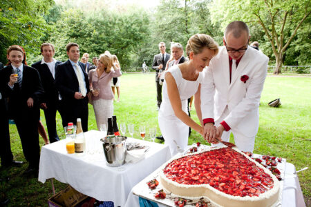brautpaar schneidet erdbeerkuchen in herzform an am kaifuufer in hamburg