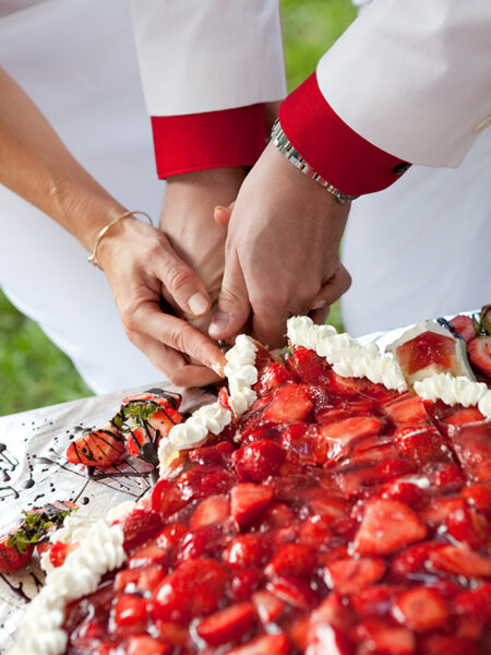 erdbeerkuchen wird angeschnitten