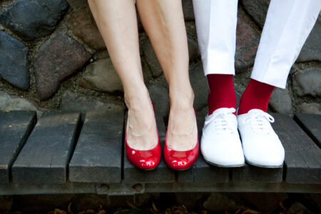 schuhe vom brautpaar rote pumps, weiße schuhe beim herren mit roten socken
