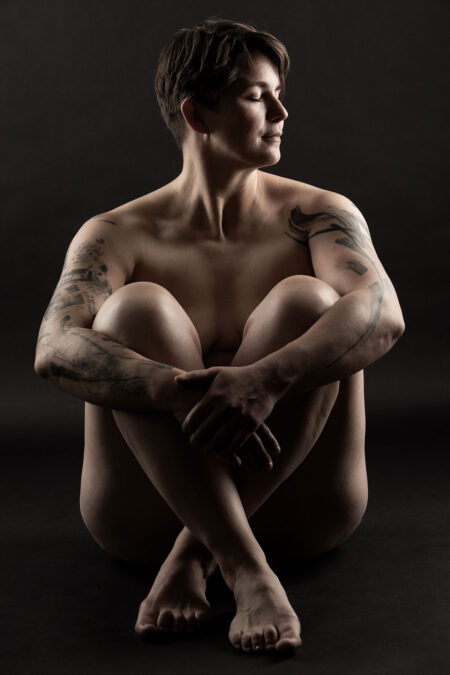 aktfoto einer schönen frau mit tattoos