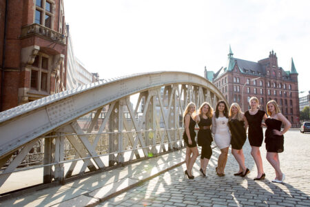 Brückengeländer in der Speicherstadt in hamburg mit einer Gruppe JGA Mädels im Vordergrund