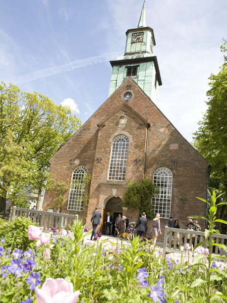 nienstedtener kirche im sommer