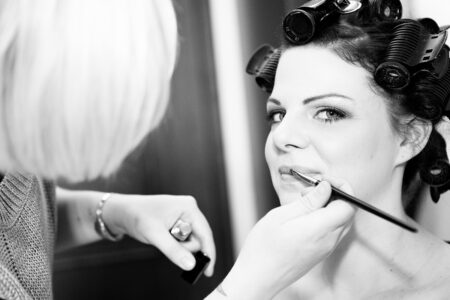 braut in der maske mit lockenwicklern
