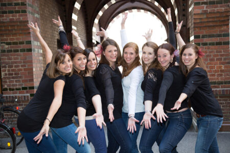 Foto einer happy JGA Gruppe in der Speicherstadt in Hamburg