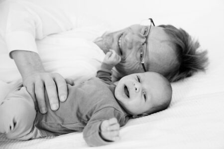 baby und papa lachen in die kamera