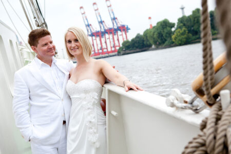 Hochzeitsportrait an deck der mare frisium auf der elbe