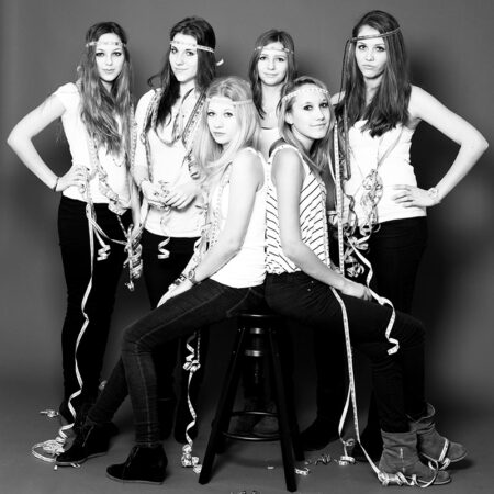 teenager mädelsfoto mit girlanden im studio