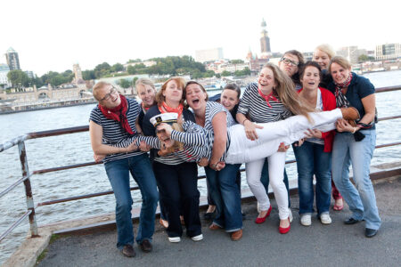JGA Gruppe hebt braut quer vorne hch, an der elbe