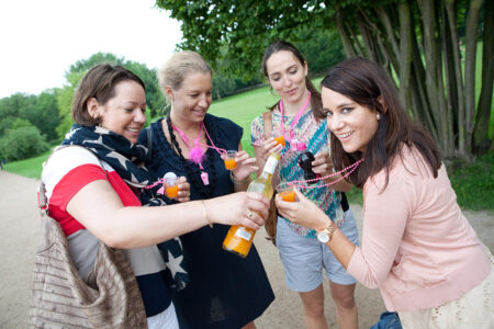 mädels schenken sich in kleiner gruppe alkohol aus und lachen auf einem JGA an der Alster