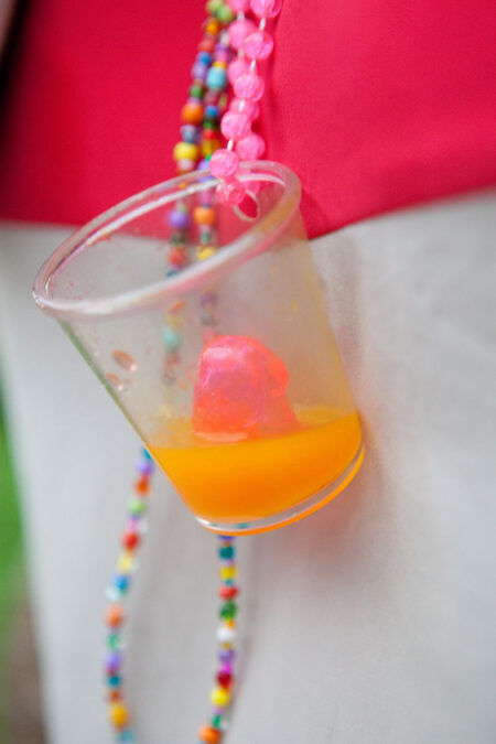 detailfoto von spaß-becher auf einem JGA