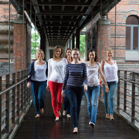 gehendes Gruppenfoto von JGA Mädels in der speicherstadt