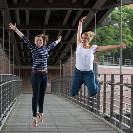 spungfoto von zwei mädels auf einer brücke in der speicherstadt
