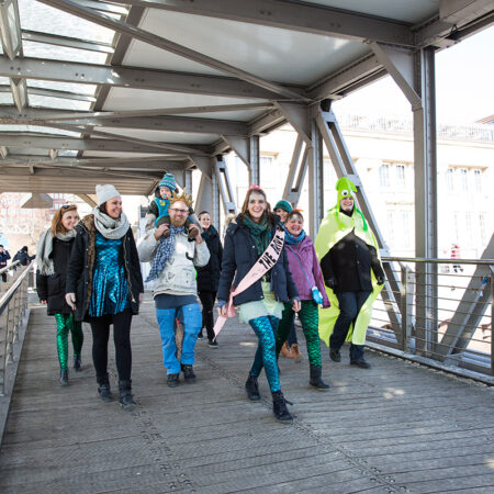 Gruppe mit JGA Mädels lauft über eine Brücke an den Landungsbrücken