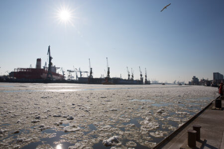 Bild der Elbe mit Eisschollen