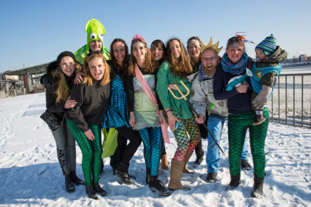 Kuschelnde Gruppe in Winterkleidung an den Landungsbrücken