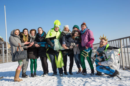 Gruppenfoto JGA im Winter an den Landungsbrücken