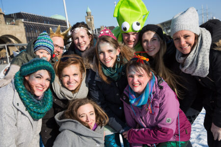 Knubbel-foto einer Gruppe in Winterkleidung