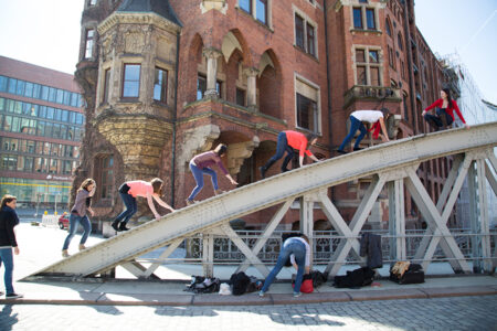 Mädels klettern auf ein Brückengeländer in der speicherstadt in hamburg auf einem JGA