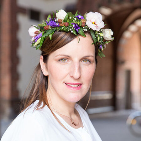 portrait einer jungen drau mit blumenkranz - eine bride-to-be in hamburg