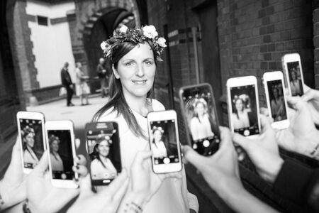 schwarz-weiß fotoring aus handys im fotomodus vor einer bride-to-be
